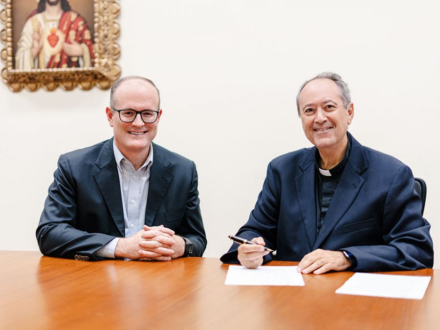 Los sodálites Pablo Perazzo y el P. Emilio Garreaud firmando el Convenio entre Proyecto Felicitas y la Universidad Juan Pablo II de Costa Rica.